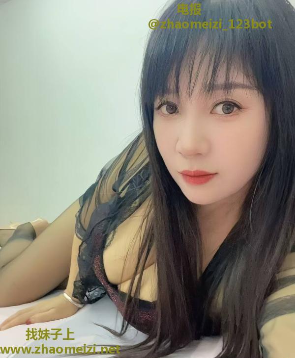 大奶黑丝诱惑熟女