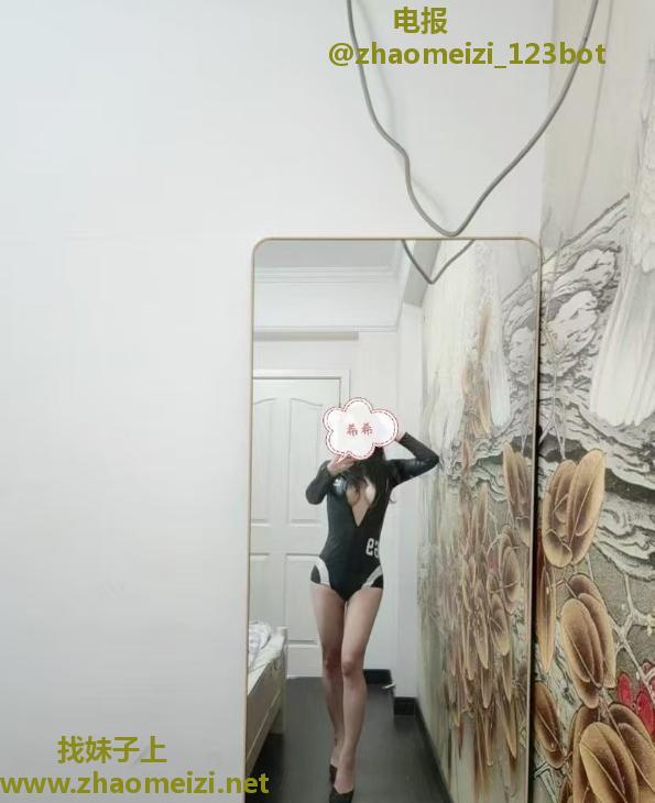 蜜桃臀骚妹希希