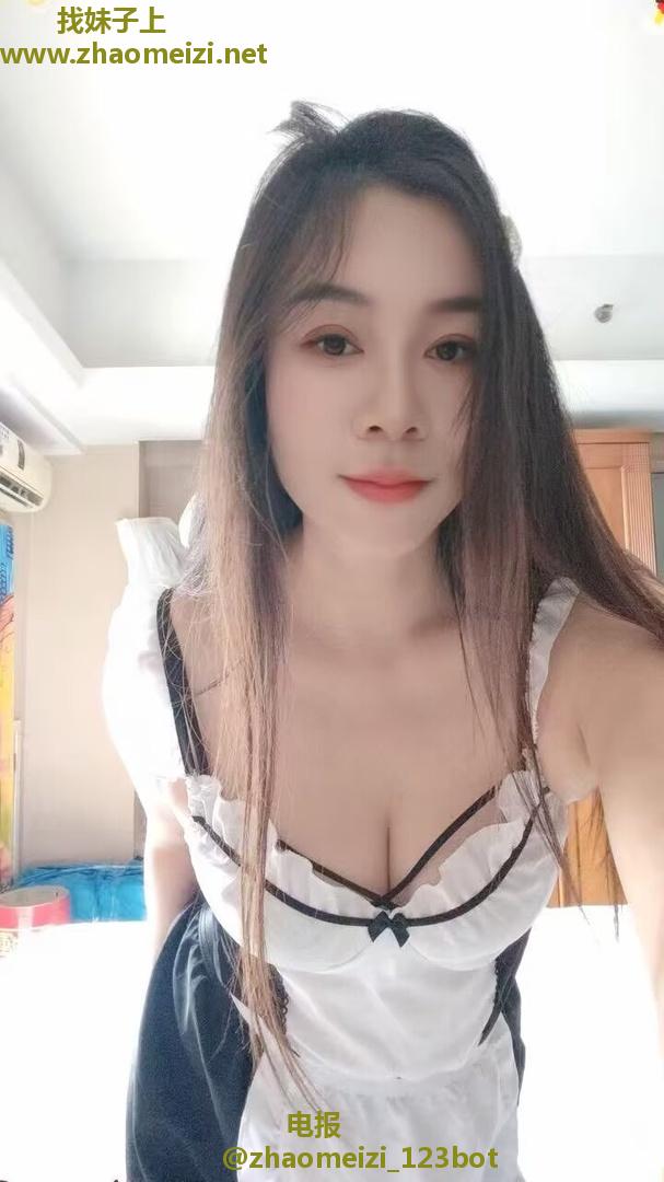  敏感美乳骚少妇