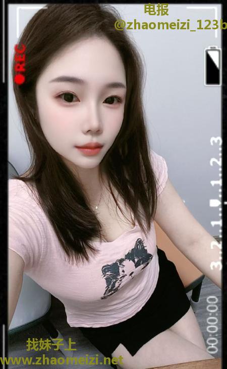 夹人的大胸美女