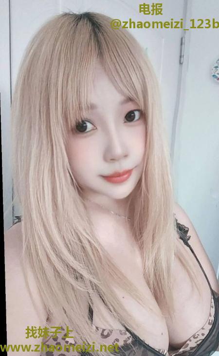 甜美多汁风骚大胸妹
