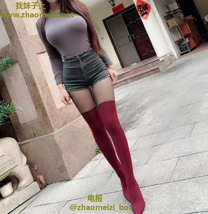 建邺翘臀美女