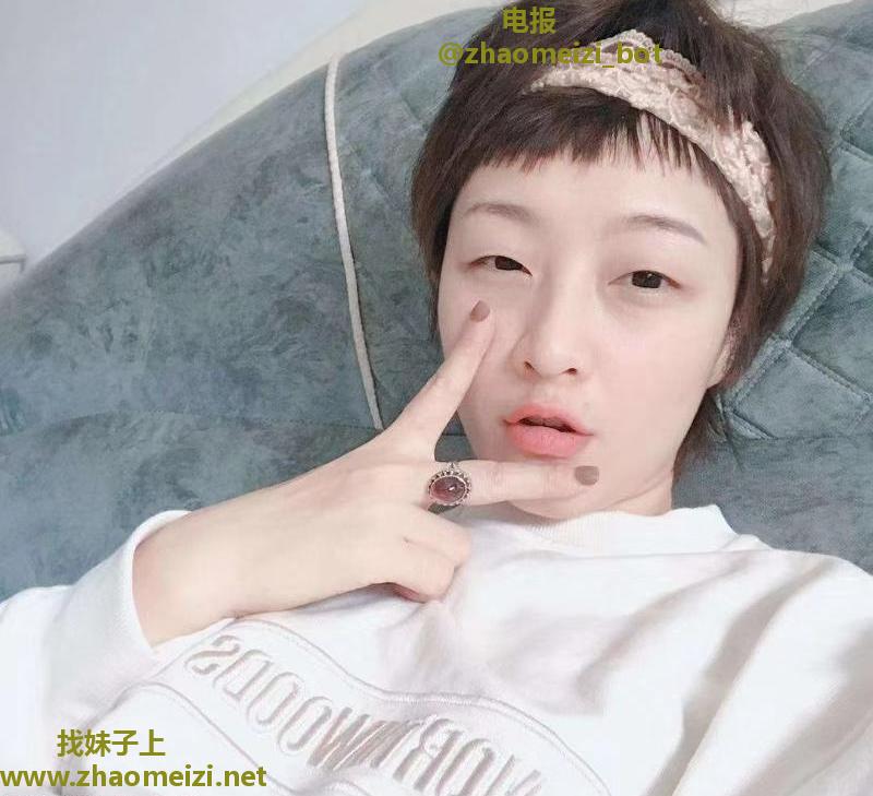 短发风骚丸子妹