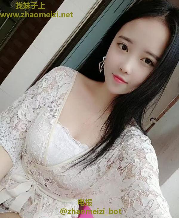 白云清秀美女