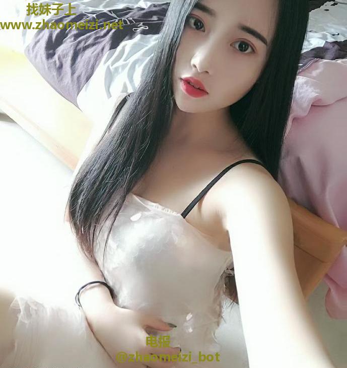 白云清秀美女