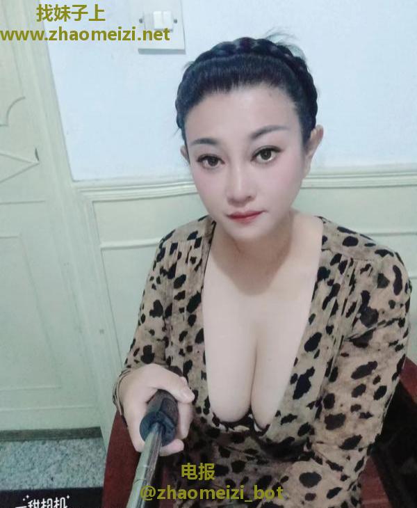 美腿黑丝熟女