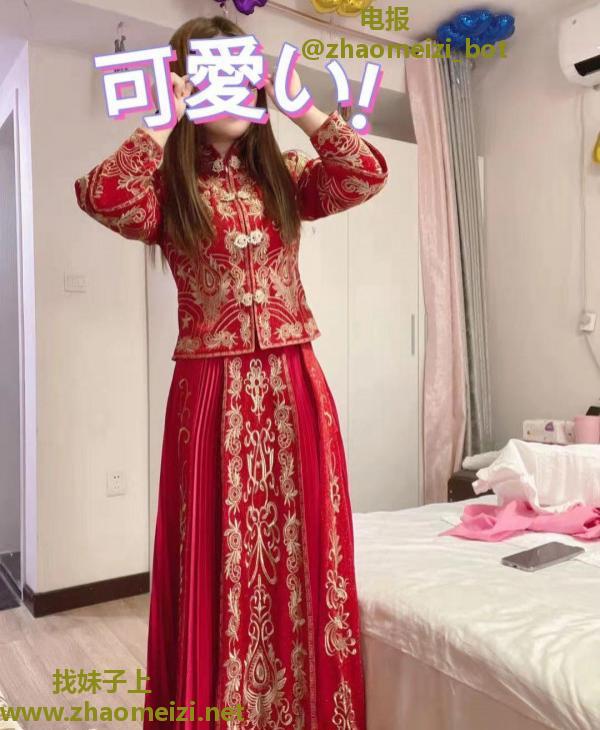 观山湖区穿婚服的女人