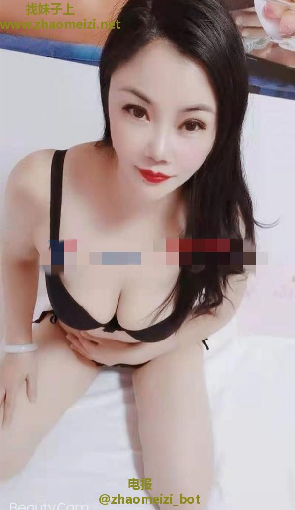 丰满翘臀服务型少妇