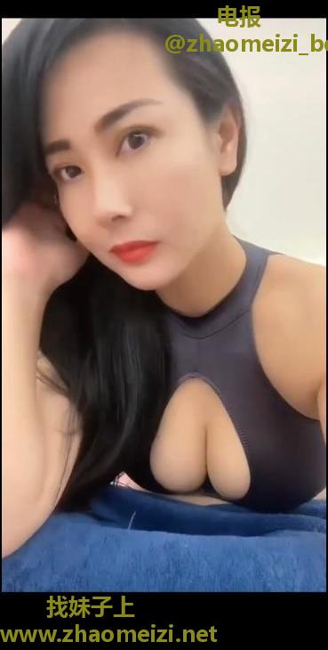 白嫩巨乳御姐